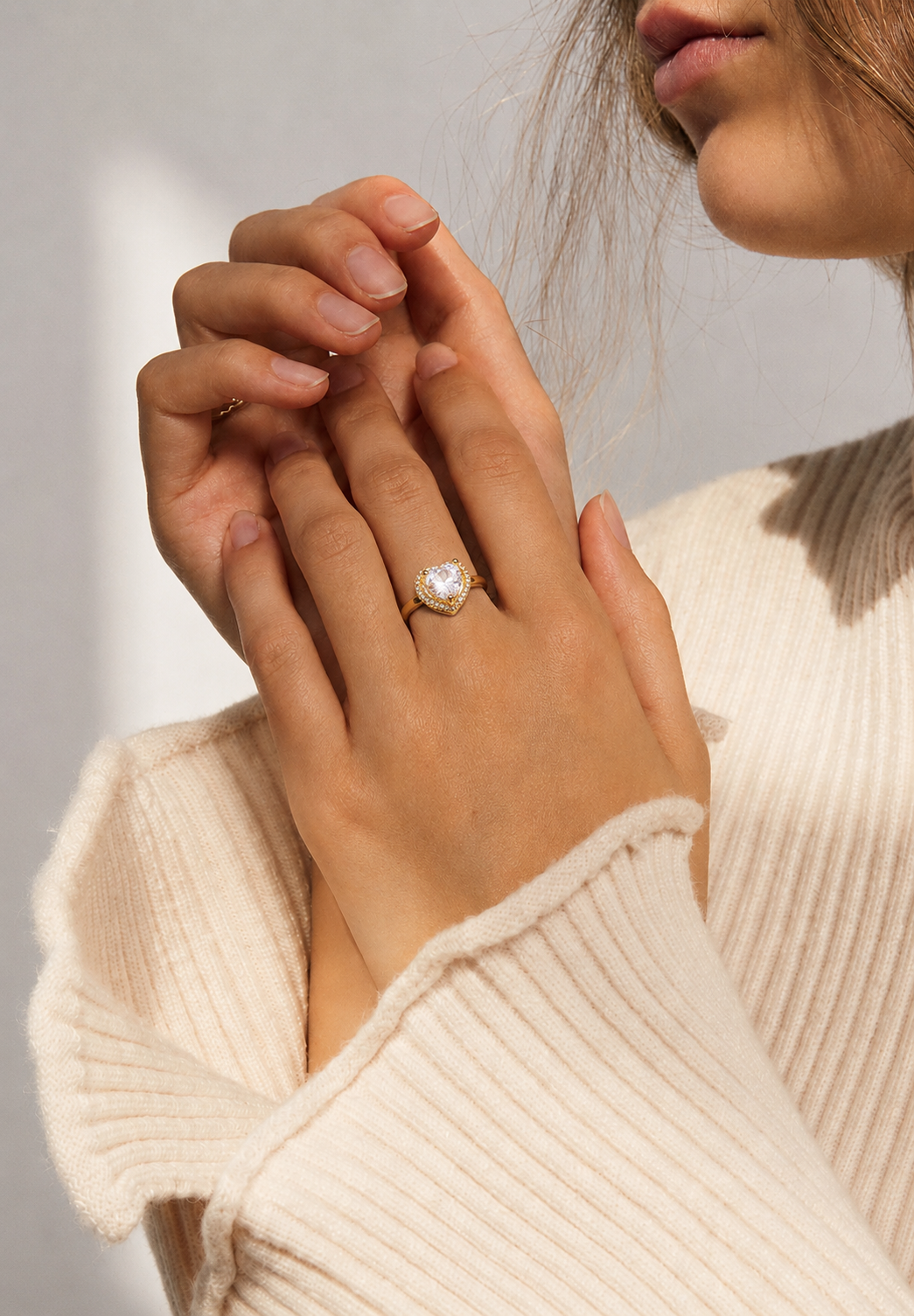 Anillo Corazón Aurelia – Zirconia Brillante en Acero Inoxidable Dorado Ajustable