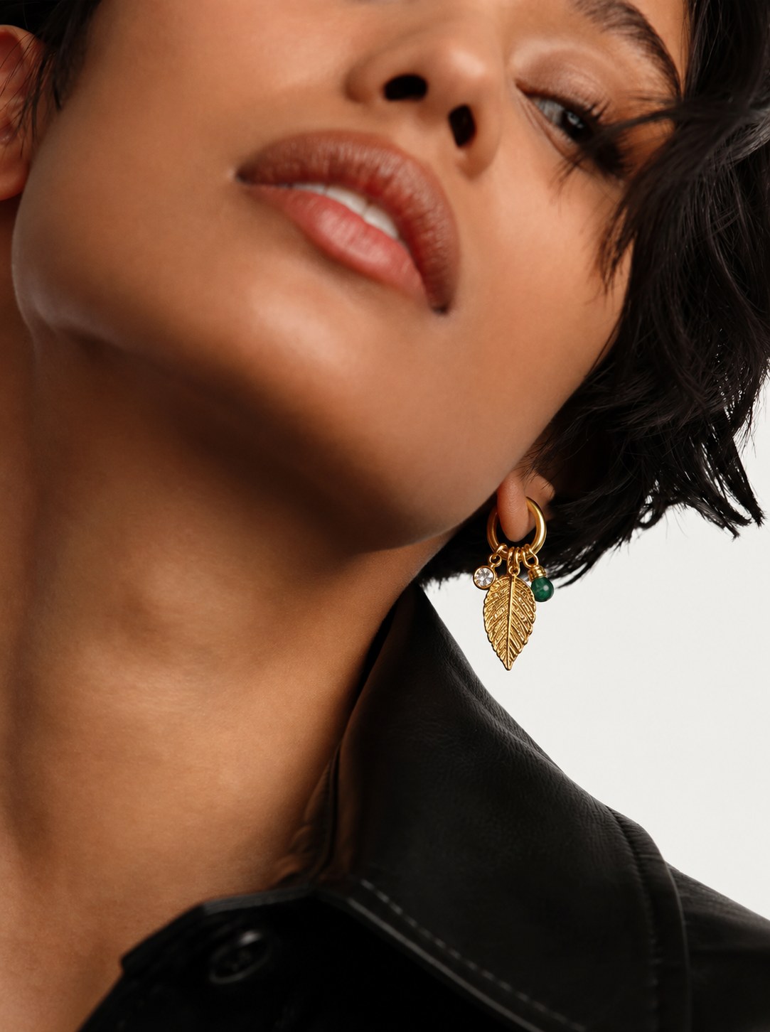 Pendientes Aro – Esencia Esmeralda en Oro 18K