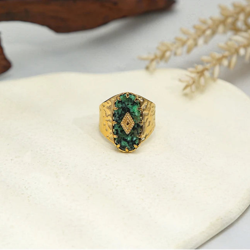 Anillo Texturizado – Piedra Natural en Oro 18K