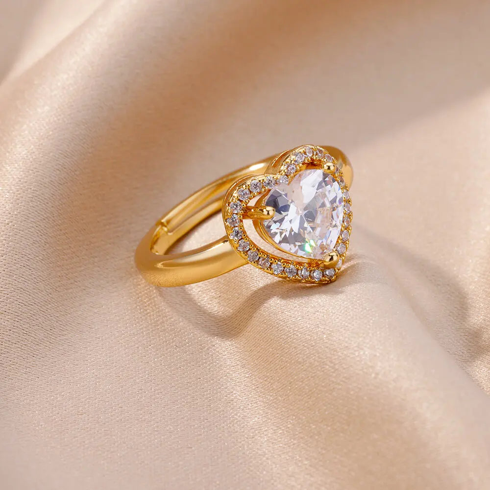 Anillo Corazón Aurelia – Zirconia Brillante en Acero Inoxidable Dorado Ajustable