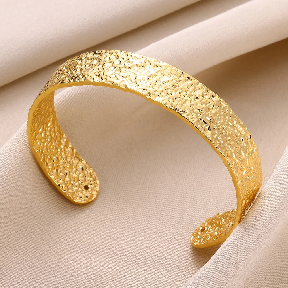 Pulsera Aurea Irregular – Geometría Suave en Acero Inoxidable Dorado
