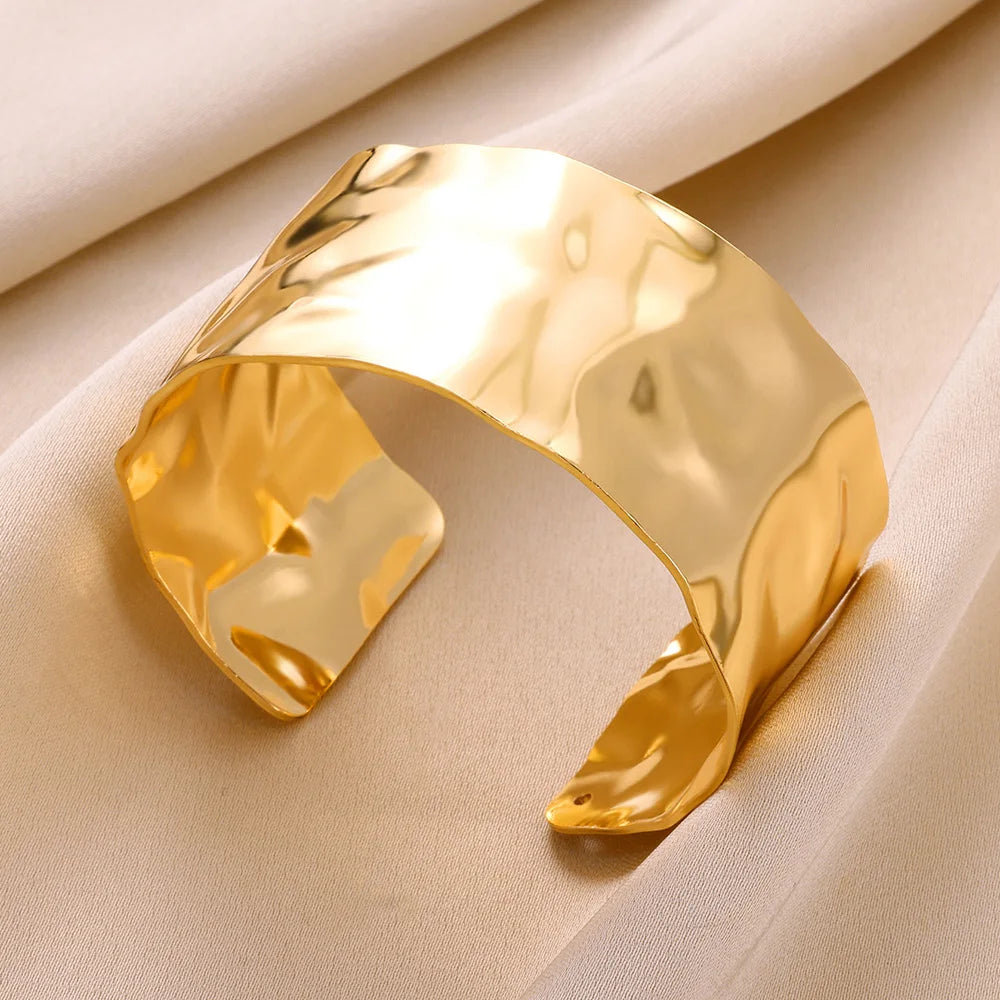 Pulsera Aurea Irregular – Geometría Suave en Acero Inoxidable Dorado