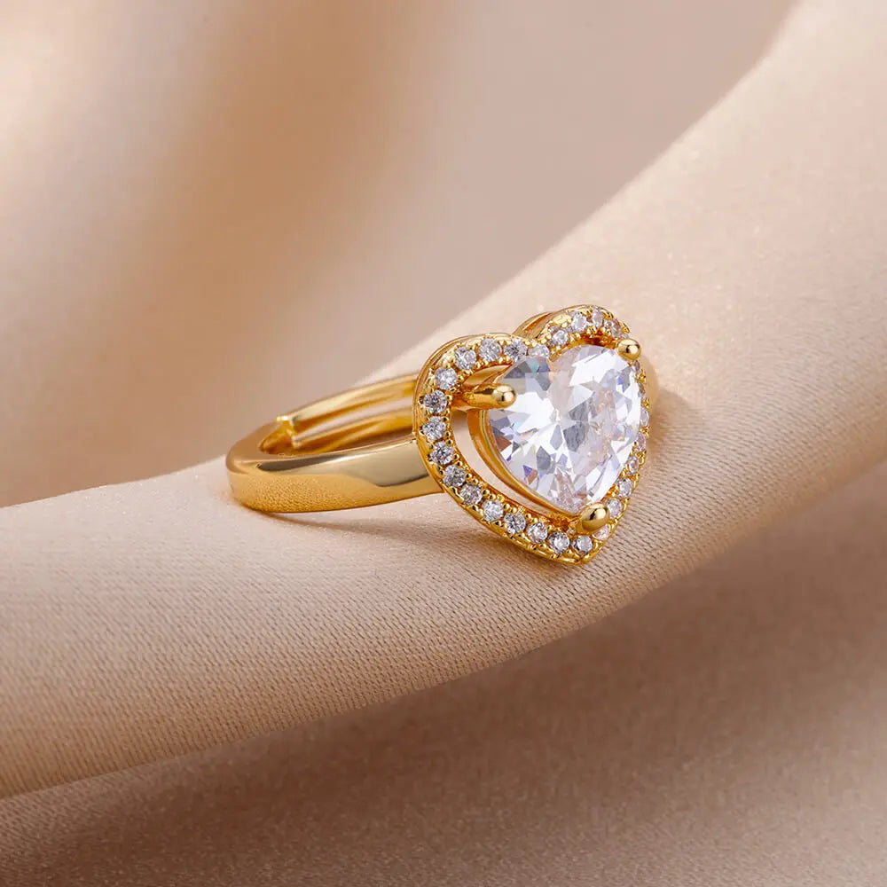 Anillo Corazón Aurelia – Zirconia Brillante en Acero Inoxidable Dorado Ajustable