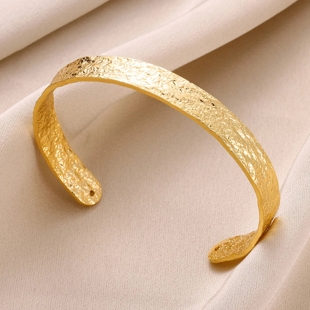 Pulsera Aurea Irregular – Geometría Suave en Acero Inoxidable Dorado