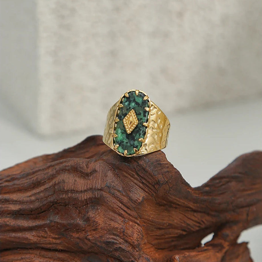 Anillo Texturizado – Piedra Natural en Oro 18K