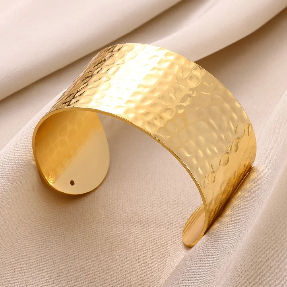 Pulsera Aurea Irregular – Geometría Suave en Acero Inoxidable Dorado