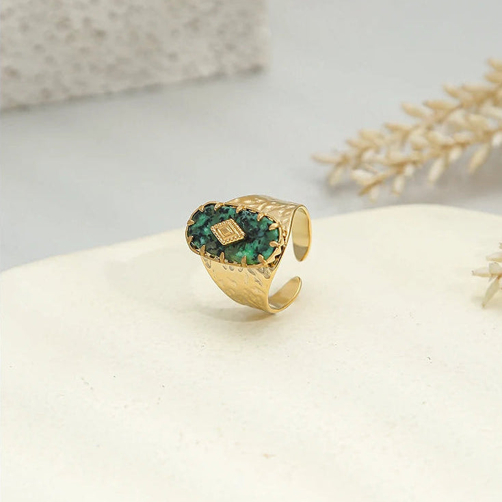 Anillo Texturizado – Piedra Natural en Oro 18K