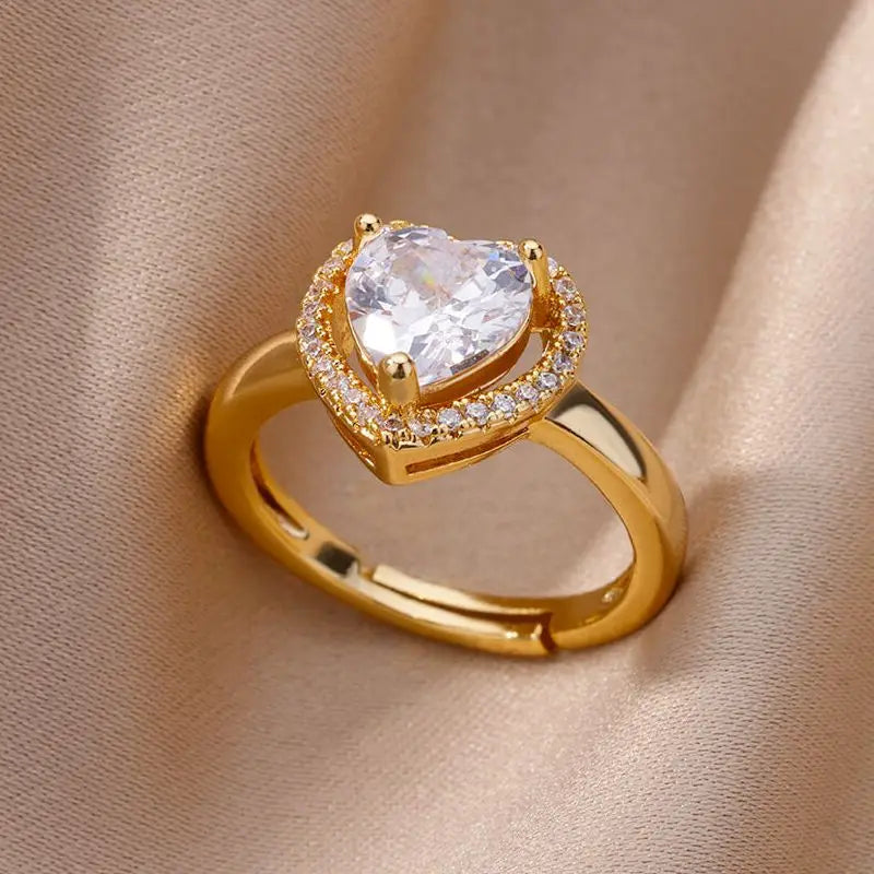 Anillo Corazón Aurelia – Zirconia Brillante en Acero Inoxidable Dorado Ajustable