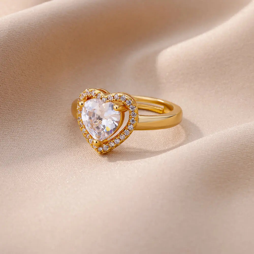 Anillo Corazón Aurelia – Zirconia Brillante en Acero Inoxidable Dorado Ajustable